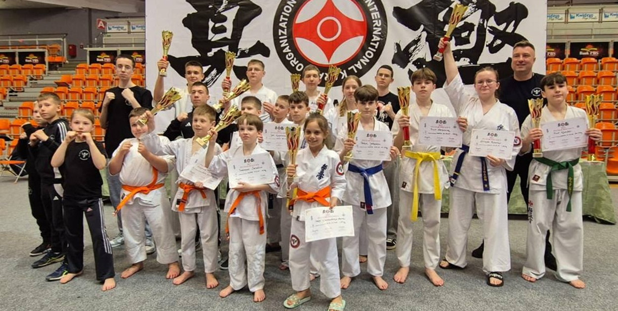14 medali młodych karateków z Ostródy