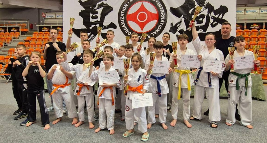 14 medali młodych karateków z Ostródy