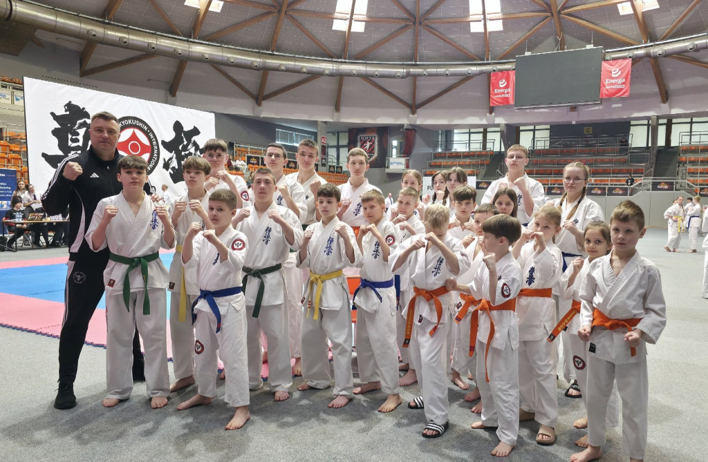 14 medali młodych karateków z Ostródy