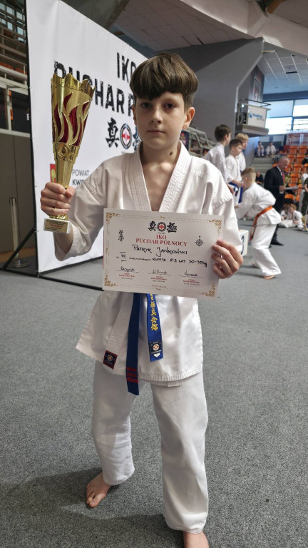 14 medali młodych karateków z Ostródy