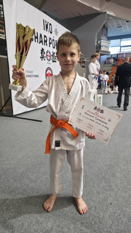14 medali młodych karateków z Ostródy