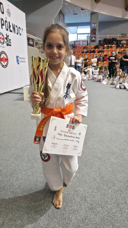14 medali młodych karateków z Ostródy