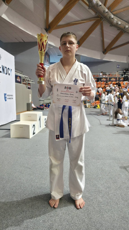 14 medali młodych karateków z Ostródy