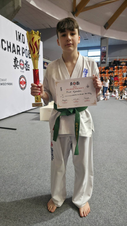 14 medali młodych karateków z Ostródy