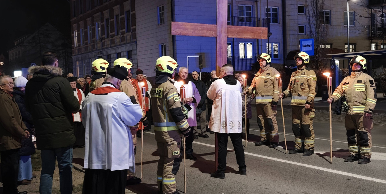 Ostróda: Tłumy wiernych na Drodze Krzyżowej
