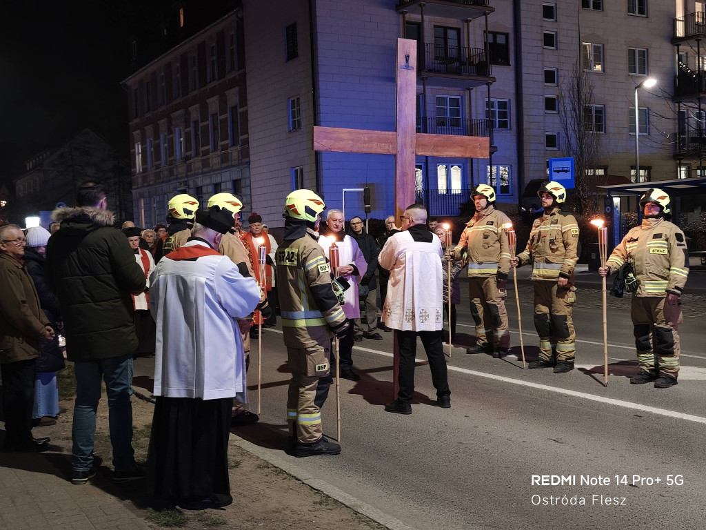 Ostróda: Tłumy wiernych na Drodze Krzyżowej