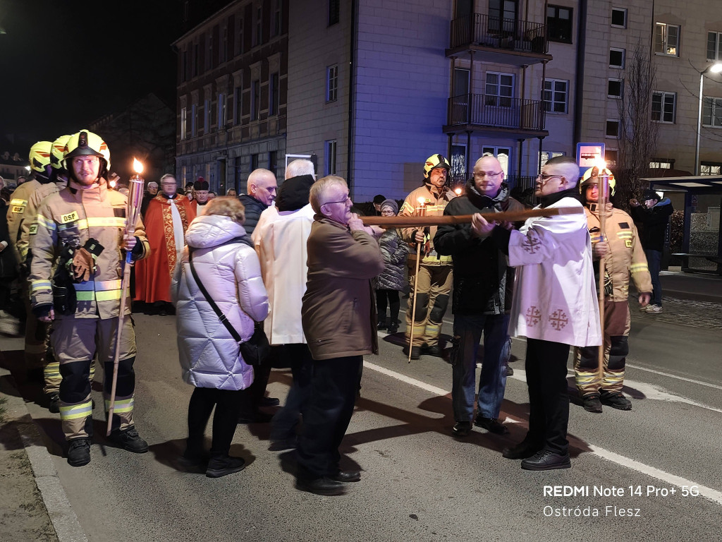 Ostróda: Tłumy wiernych na Drodze Krzyżowej