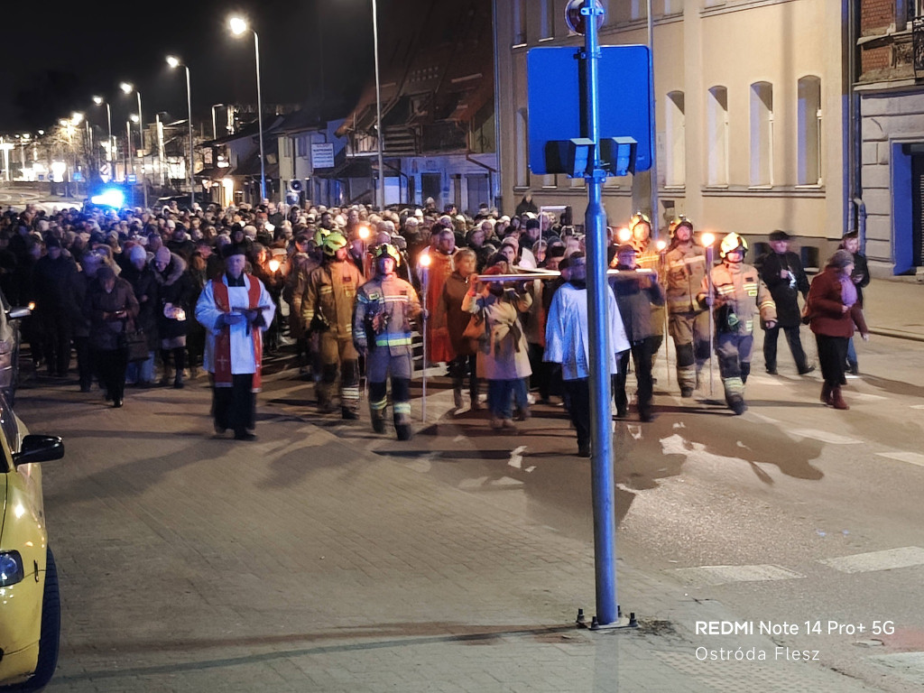 Ostróda: Tłumy wiernych na Drodze Krzyżowej