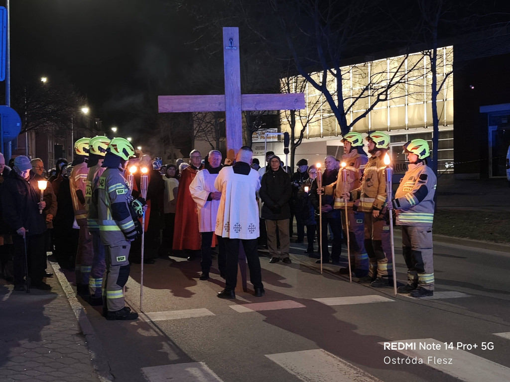 Ostróda: Tłumy wiernych na Drodze Krzyżowej