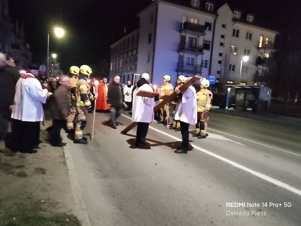 Ostróda: Tłumy wiernych na Drodze Krzyżowej