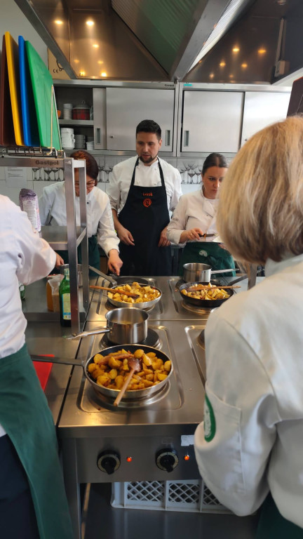 Bałkańskie smaki w szkolnej kuchni w Rolniku