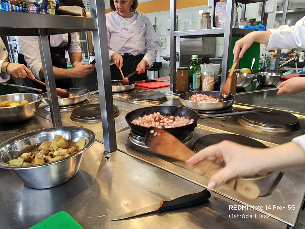 Bałkańskie smaki w szkolnej kuchni w Rolniku