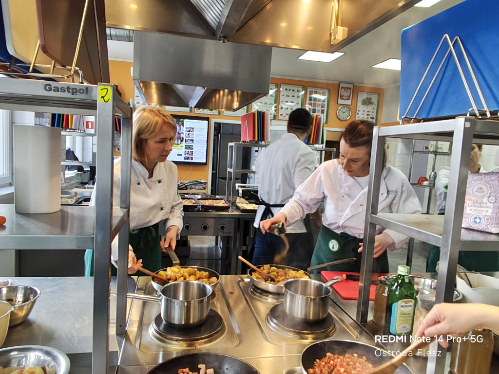 Bałkańskie smaki w szkolnej kuchni w Rolniku