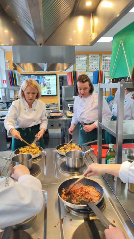 Bałkańskie smaki w szkolnej kuchni w Rolniku