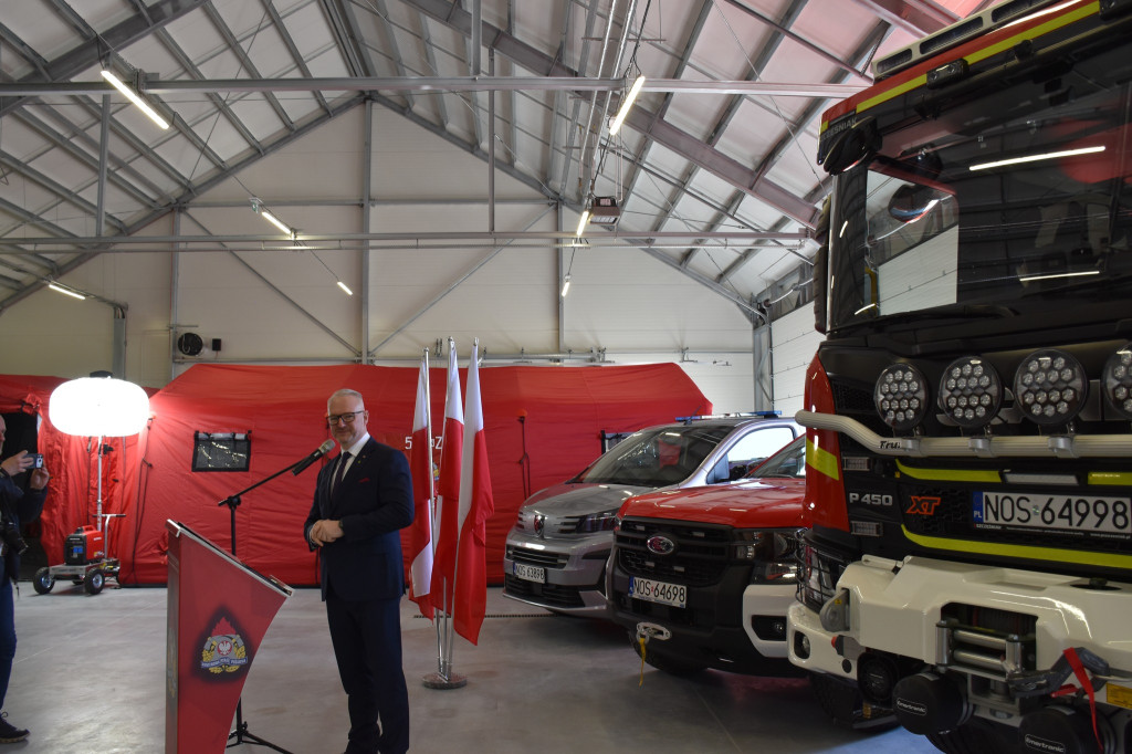 Morąg: Nowa hala i samochody dla strażaków z KP PSP