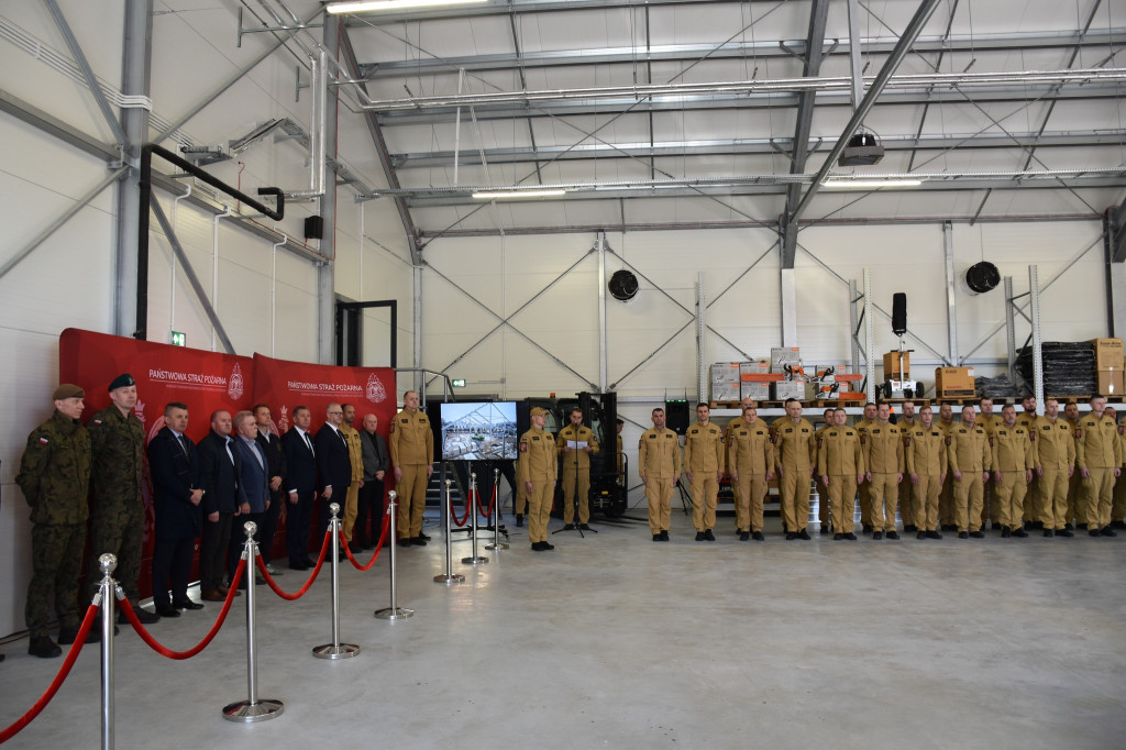 Morąg: Nowa hala i samochody dla strażaków z KP PSP
