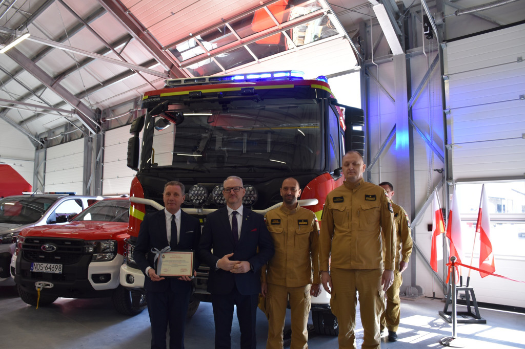 Morąg: Nowa hala i samochody dla strażaków z KP PSP