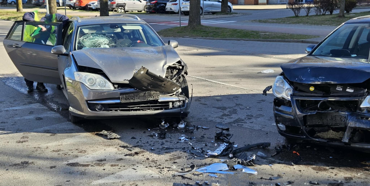 Zderzenie 2 aut przy ul. Chrobrego i Zawiszy Czarnego