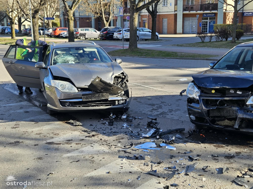 Zderzenie 2 aut przy ul. Chrobrego i Zawiszy Czarnego