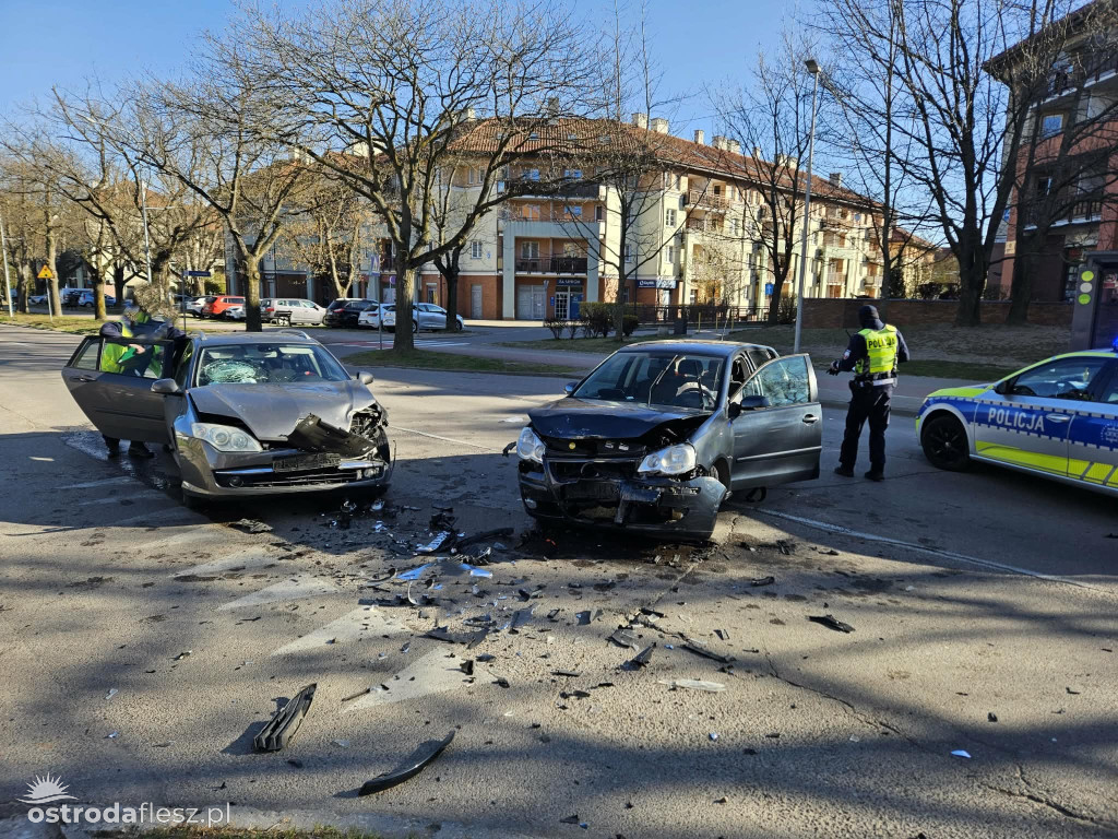 Zderzenie 2 aut przy ul. Chrobrego i Zawiszy Czarnego
