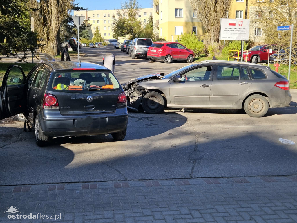 Zderzenie 2 aut przy ul. Chrobrego i Zawiszy Czarnego