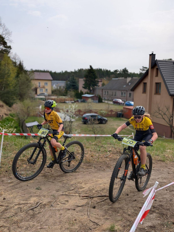 Młodzi kolarze z Ostródy błyszczą w Kadzidle