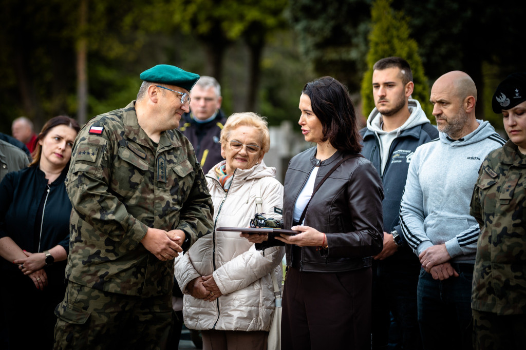 Oddali hołd poległym żołnierzom. Poruszający gest