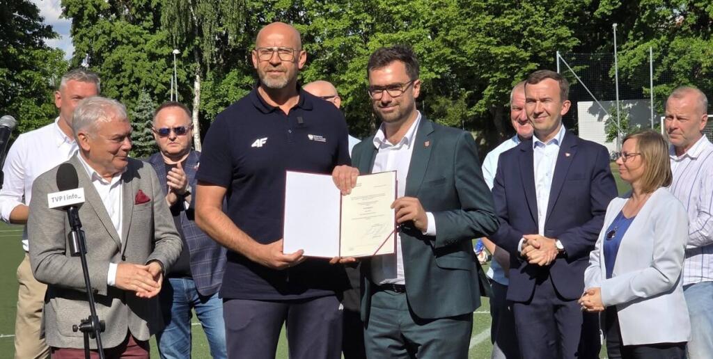 Dofinasowanie na remont bocznego boiska na stadionie