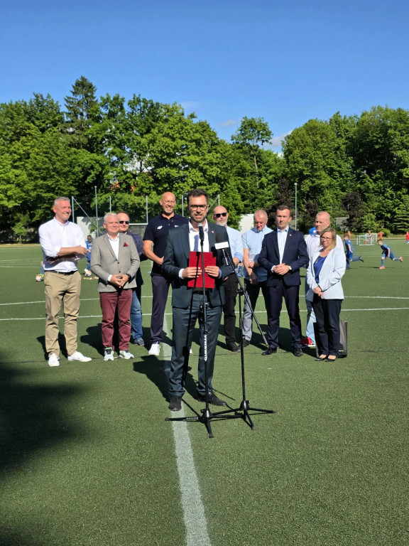 Dofinasowanie na remont bocznego boiska na stadionie