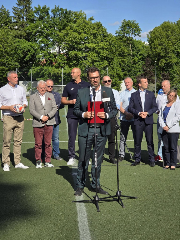Dofinasowanie na remont bocznego boiska na stadionie