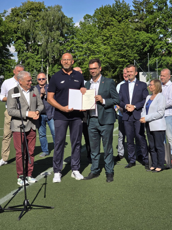 Dofinasowanie na remont bocznego boiska na stadionie