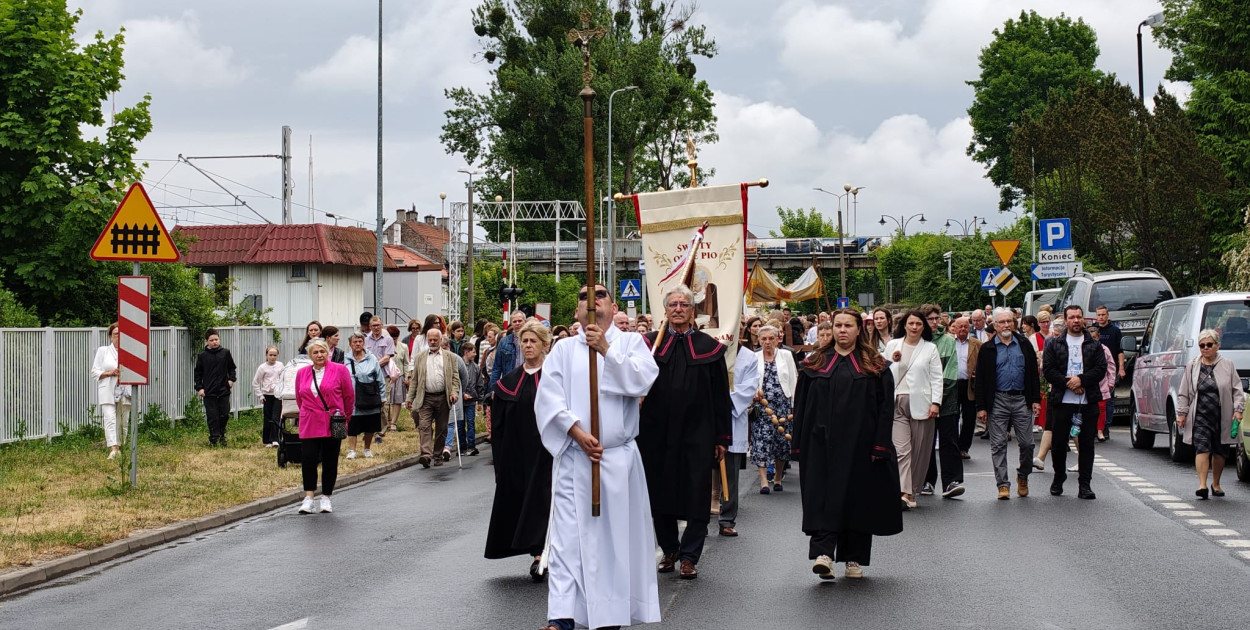 Tłumy na procesji Bożego Ciała w Ostródzie