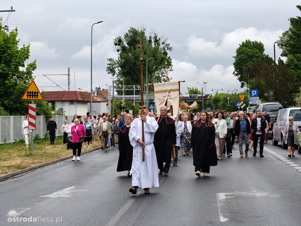 Tłumy na procesji Bożego Ciała w Ostródzie