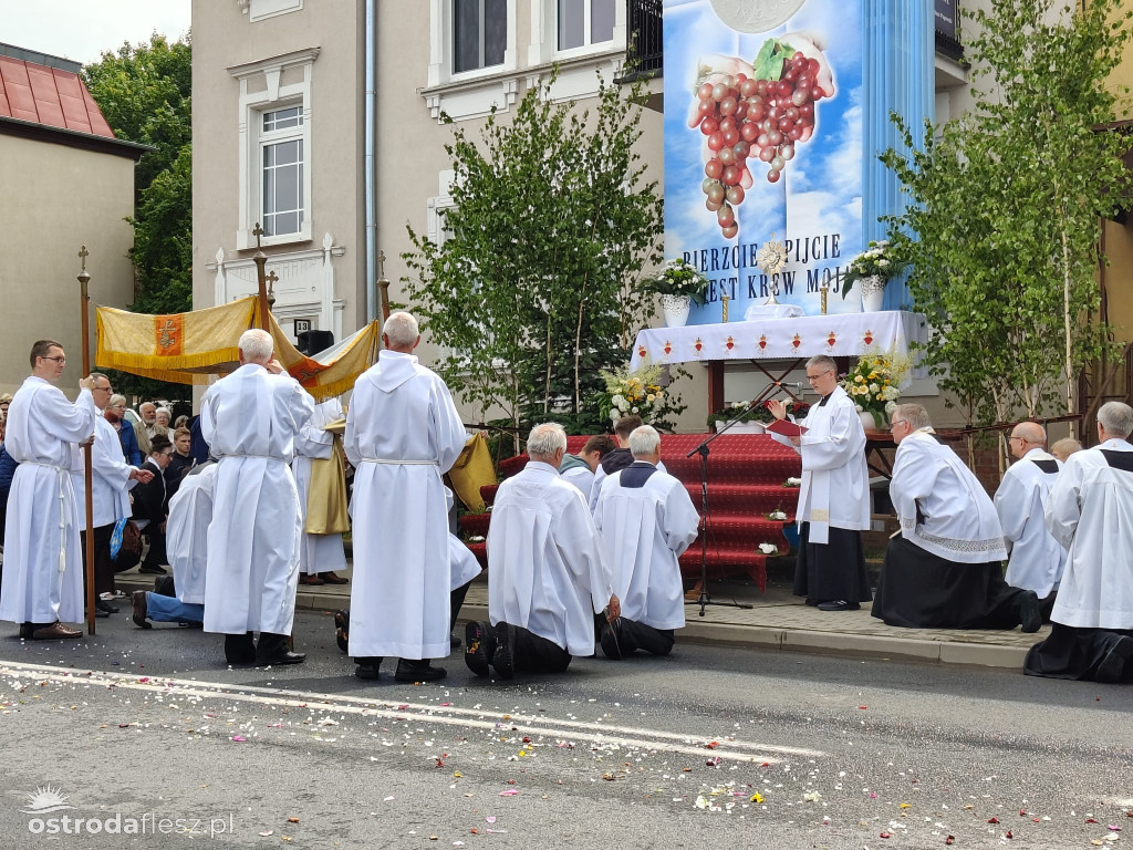Tłumy na procesji Bożego Ciała w Ostródzie