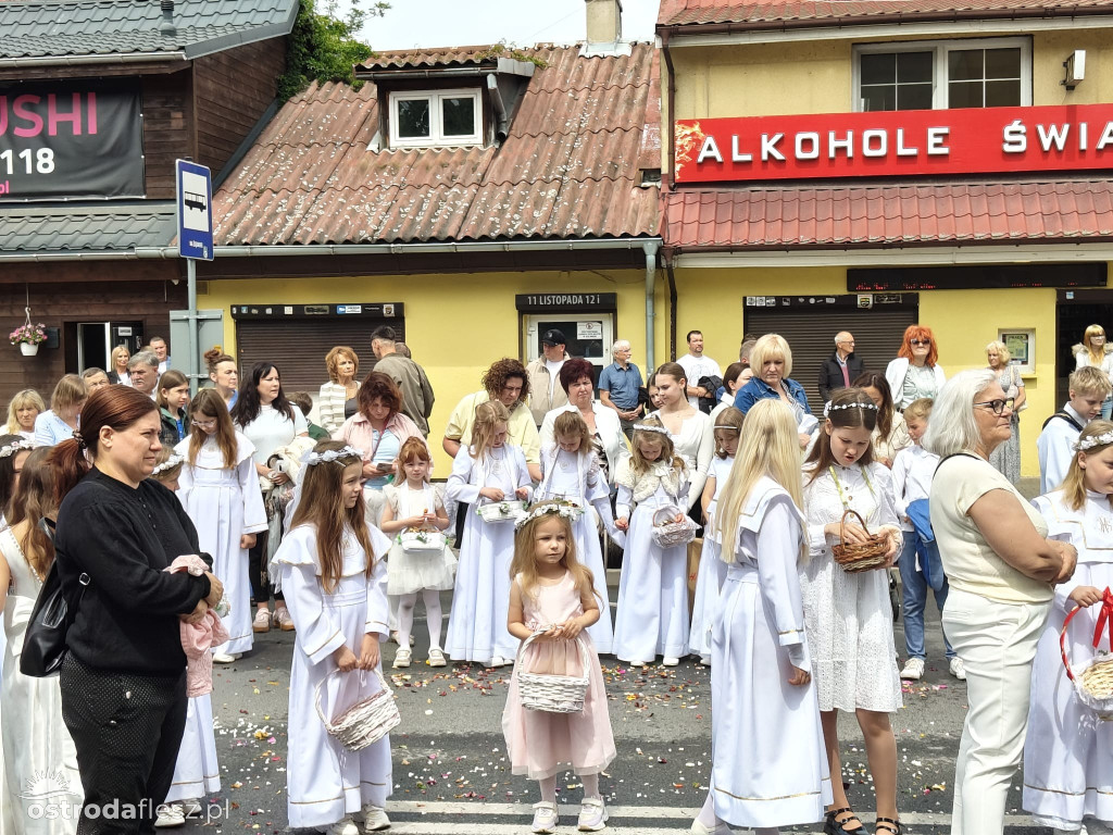 Tłumy na procesji Bożego Ciała w Ostródzie