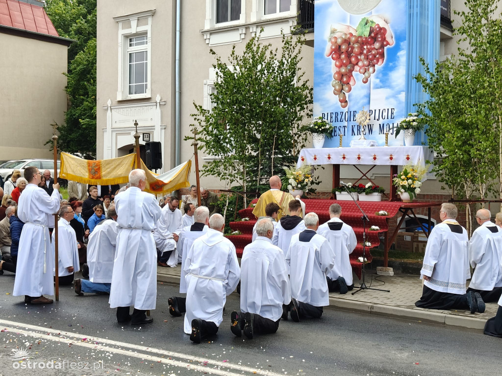 Tłumy na procesji Bożego Ciała w Ostródzie