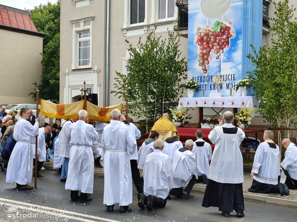 Tłumy na procesji Bożego Ciała w Ostródzie