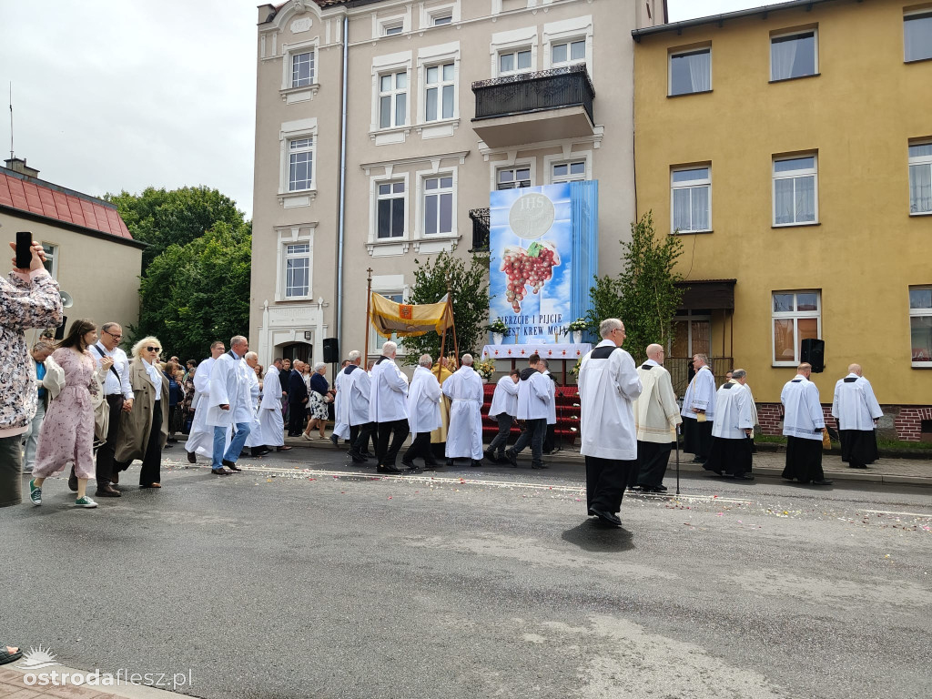Tłumy na procesji Bożego Ciała w Ostródzie