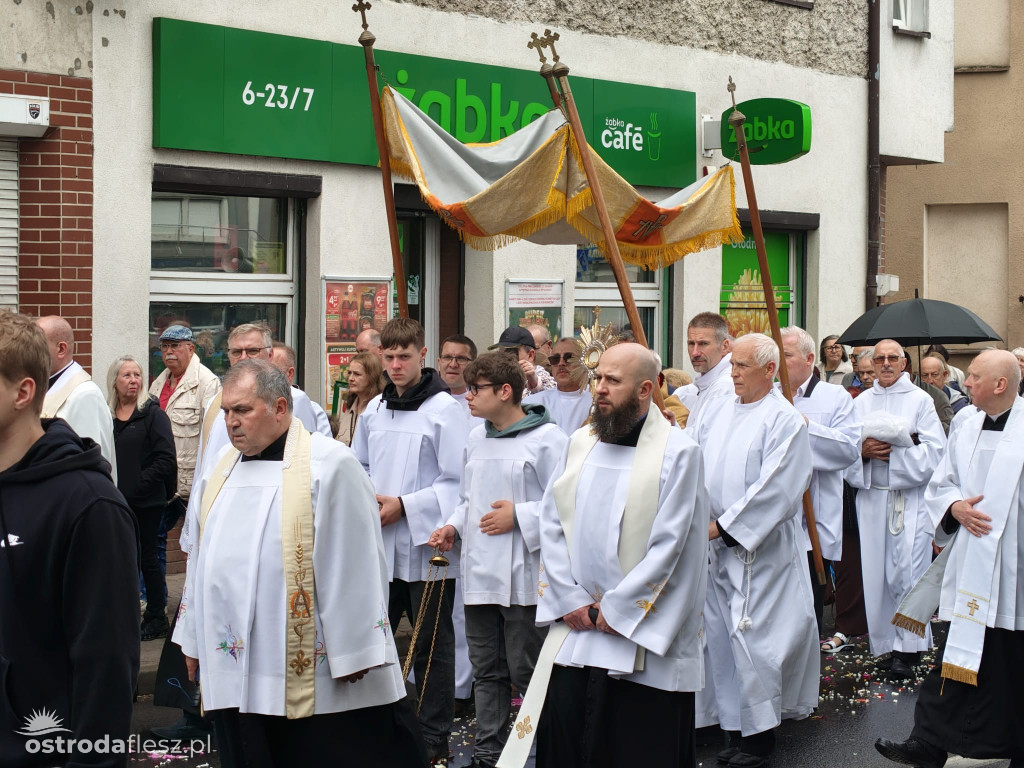 Tłumy na procesji Bożego Ciała w Ostródzie