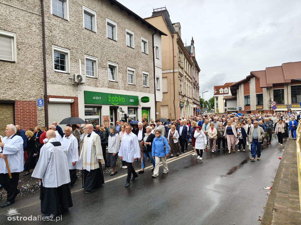 Tłumy na procesji Bożego Ciała w Ostródzie