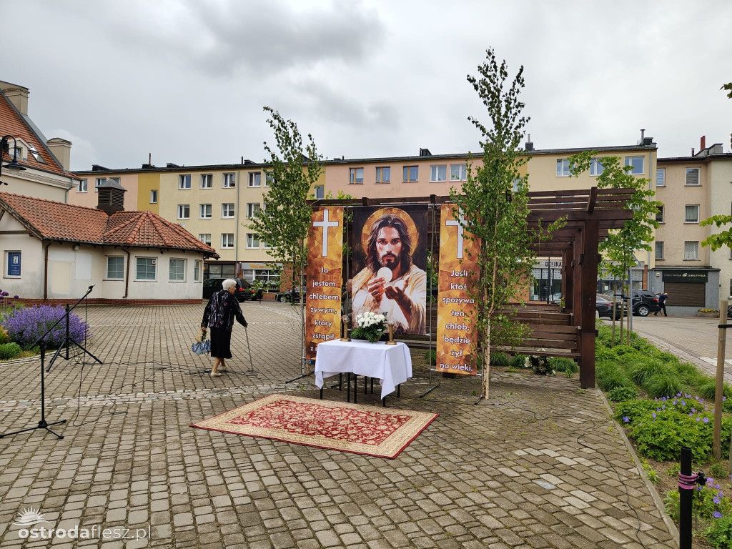 Tłumy na procesji Bożego Ciała w Ostródzie