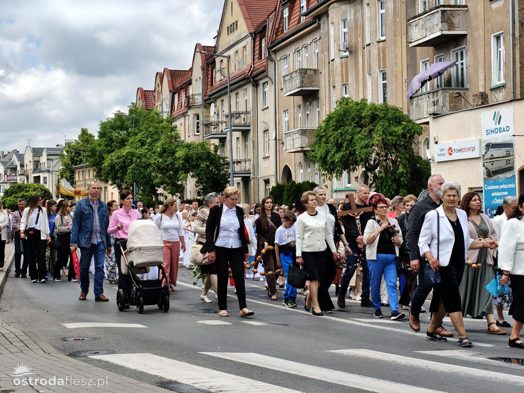 Tłumy na procesji Bożego Ciała w Ostródzie