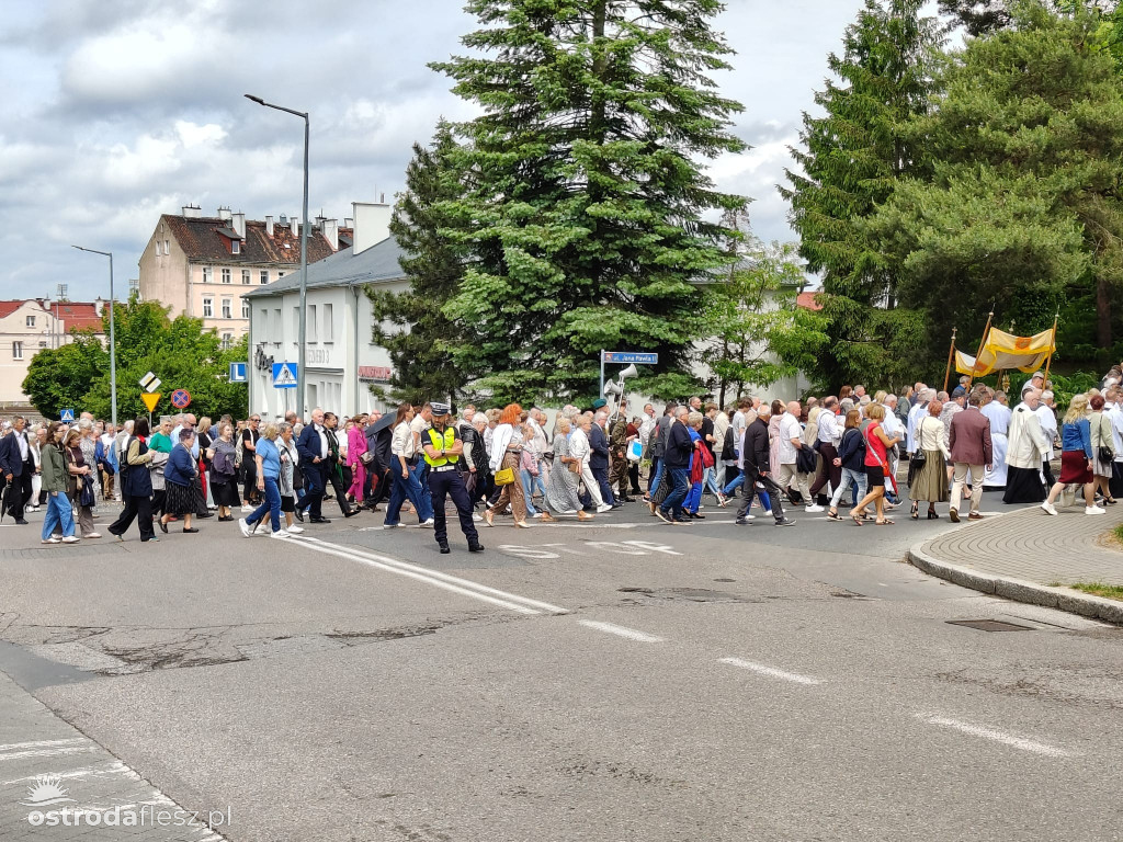 Tłumy na procesji Bożego Ciała w Ostródzie
