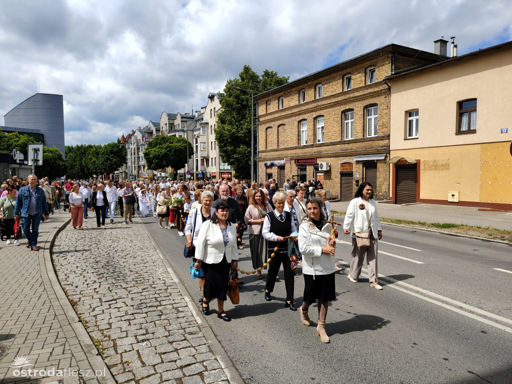 Tłumy na procesji Bożego Ciała w Ostródzie