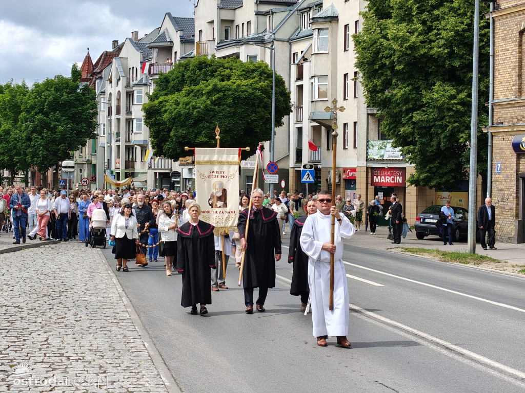 Tłumy na procesji Bożego Ciała w Ostródzie