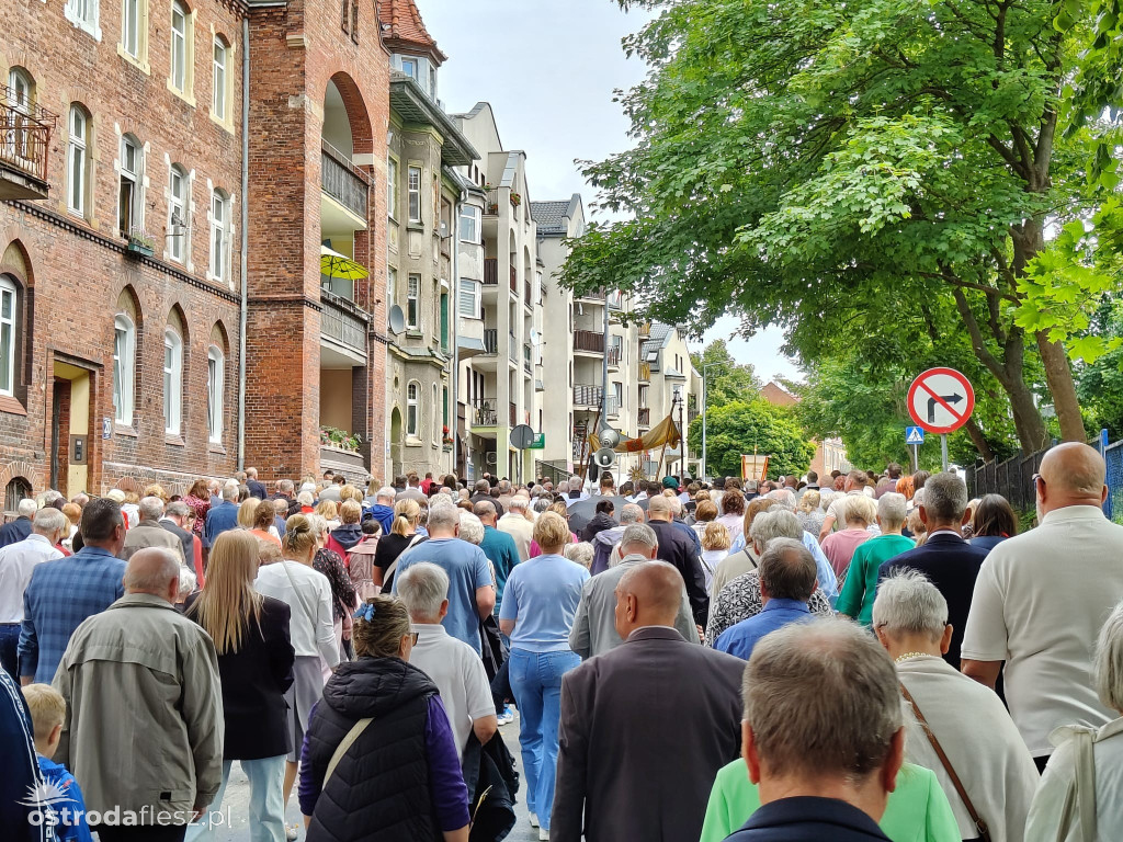 Tłumy na procesji Bożego Ciała w Ostródzie
