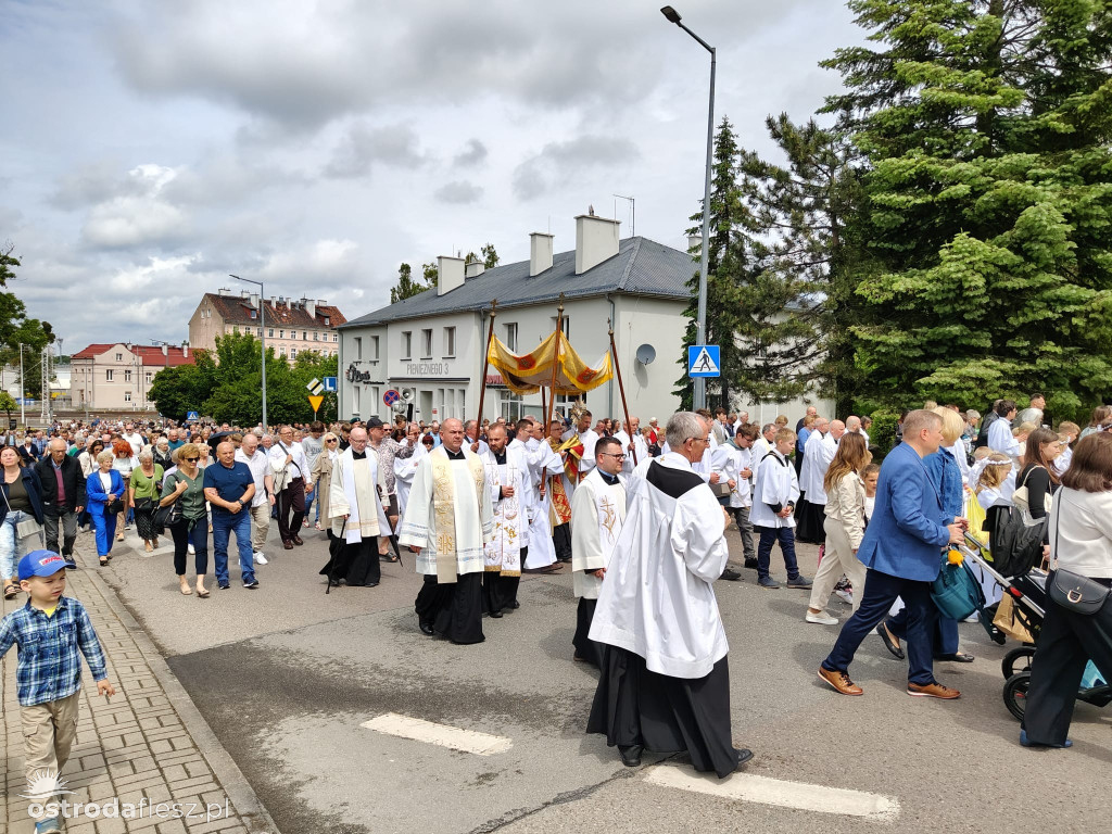 Tłumy na procesji Bożego Ciała w Ostródzie