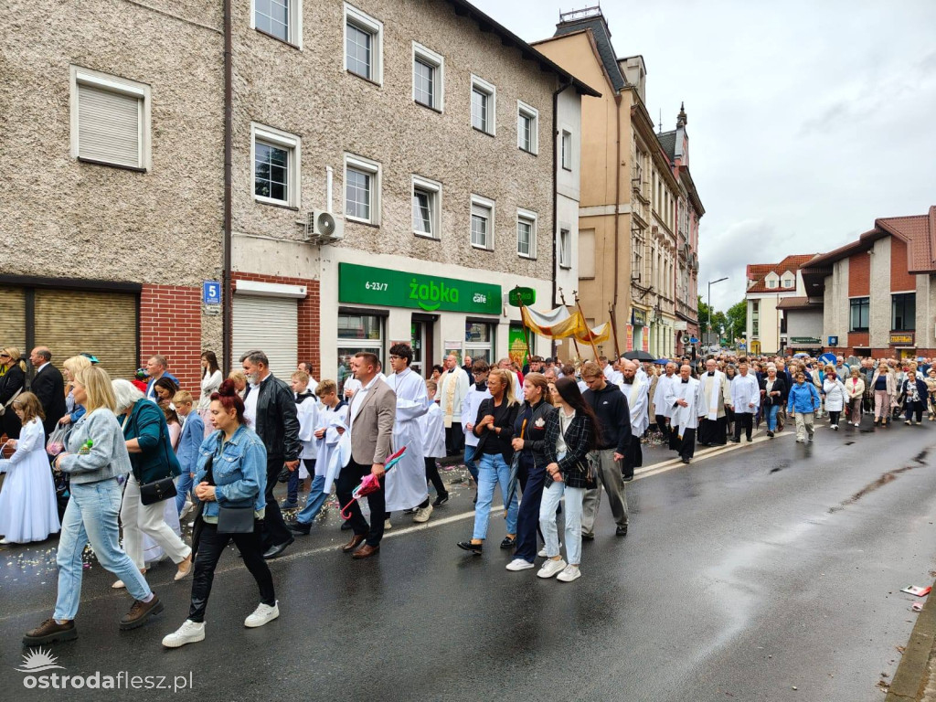 Tłumy na procesji Bożego Ciała w Ostródzie