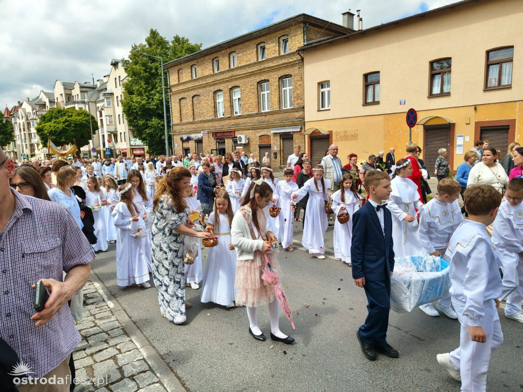 Tłumy na procesji Bożego Ciała w Ostródzie