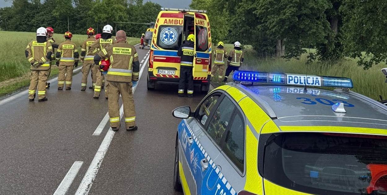 Czołowe zderzenie samochodu z motocyklem w regionie